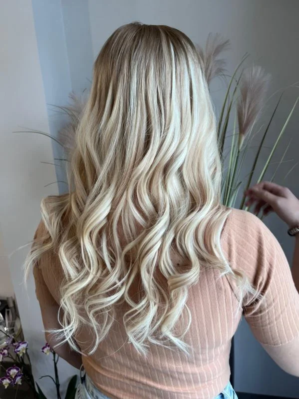 Długie włosy z pasmami BabyHair — salon Magda, Wejherowo